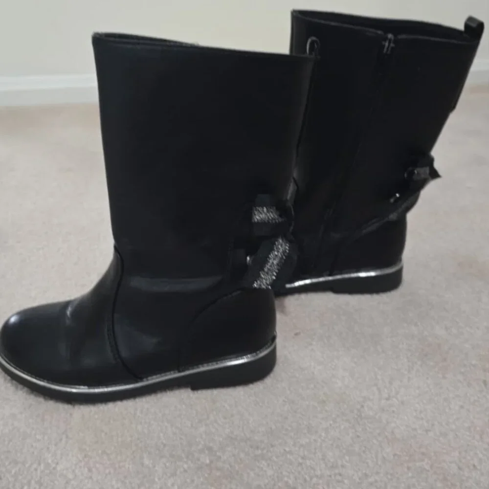 ✨ Olive & Edie “Tasha” Girls’ Boots – Black Bow Detail – Excellent Condition ✨‎